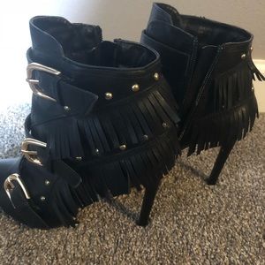 Fringe boots with buckles